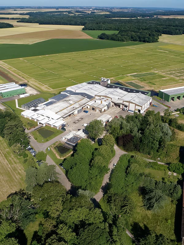 vue d'avion de l'entreprise SEM, dans son environnement de champs et de bois